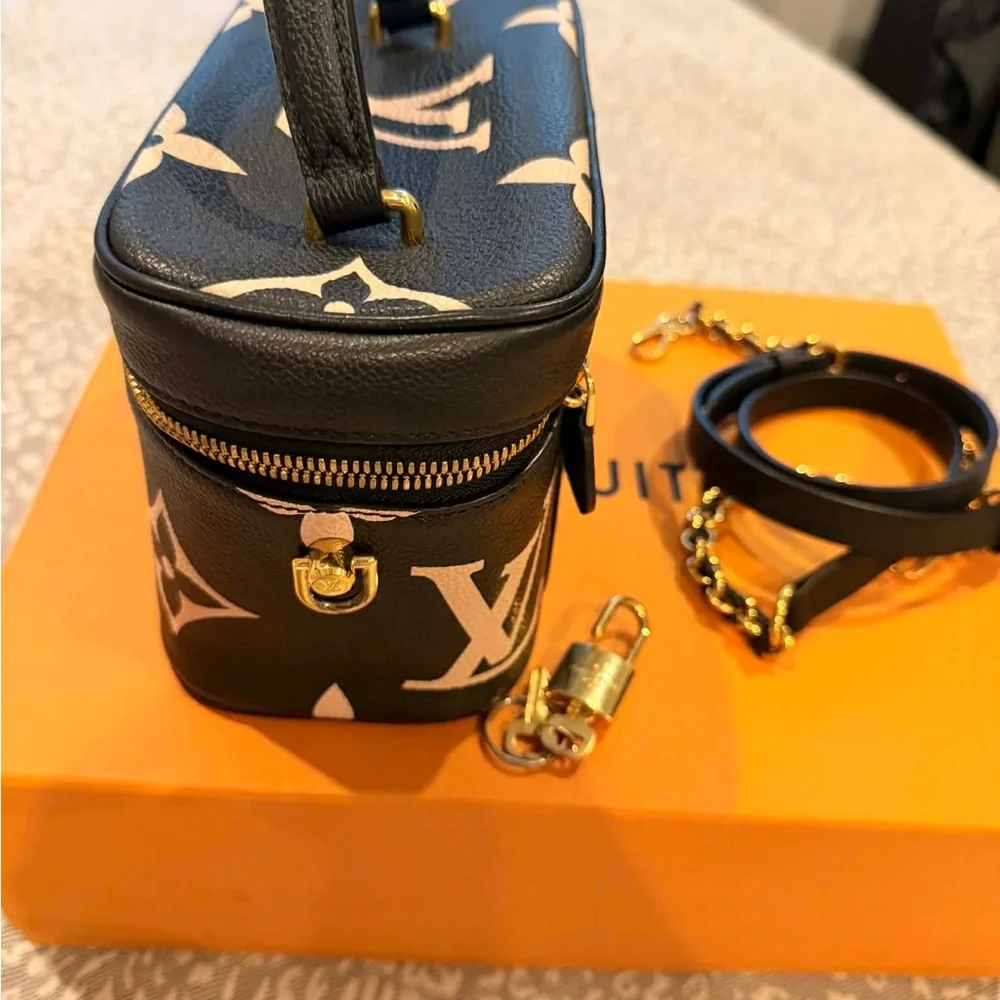 Louis Vuitton Black and Cream vanity Bag - Picture 4 of 8